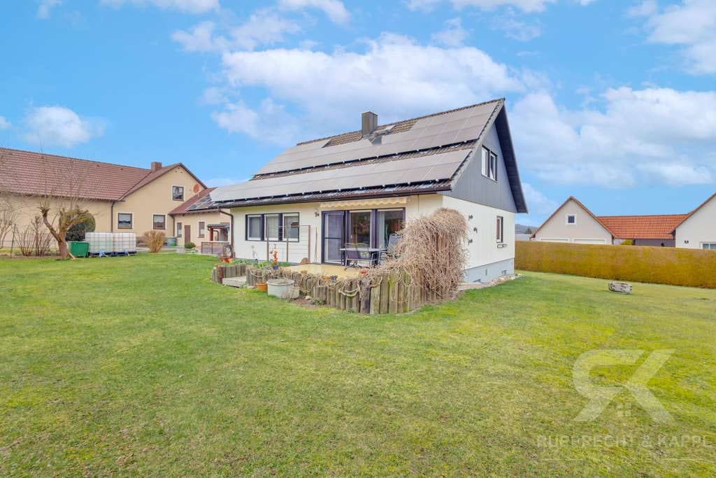 Immobilie in Moosbach - Familientraum auf großem Eckgrundstück! EFH mit Ausbaureserve und neuer PV Anlage in Moosbach - Bild 0
