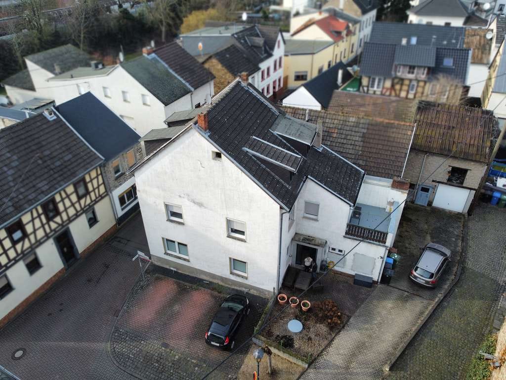Immobilie in Rheinbrohl - Teilmodernisiertes Einfamilienhaus mit Gewölbekeller und Garage in Rheinbrohl - Bild 0
