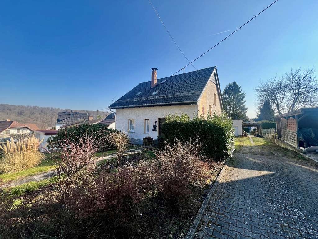Immobilie in Hohenstein - Hohenstein-Born: Ein Einfamilienhaus mit Garage und großem Grundstück sucht Handwerker zum modernisi - Bild 0