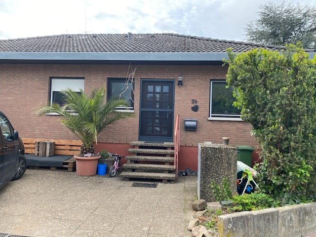 Immobilie in Hochdorf-Assenheim - Wohnen im Herzen der Pfalz! Winkelbungalow mit möglicher Einliegerwohnung - Bild 1