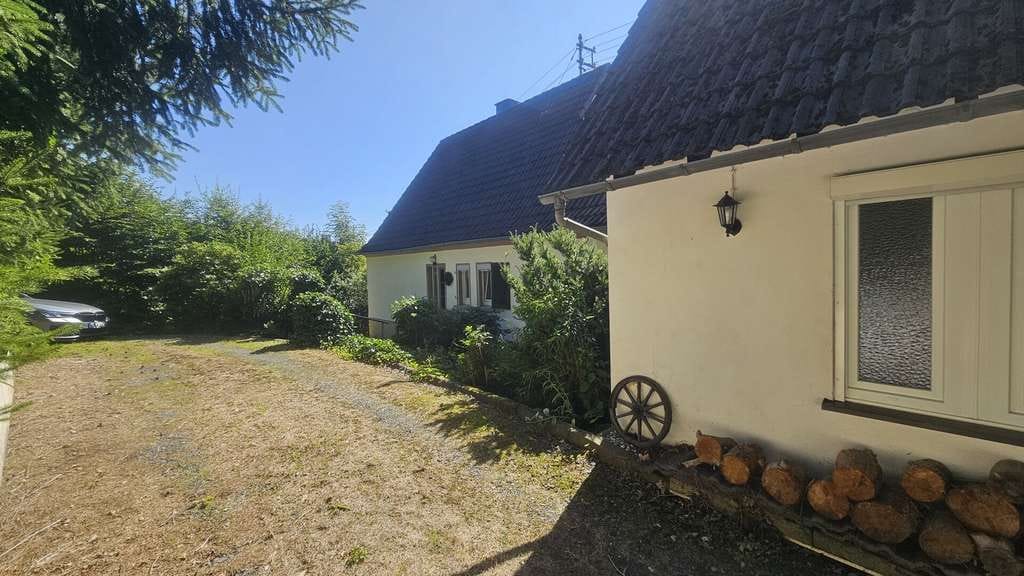 Immobilie in Daaden - Gemütliches Einfamilienhaus mit ELW & großem Nebengebäude! - Bild 1