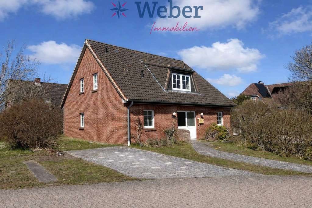 Immobilie in Wyk auf Föhr - Charmantes Familienhaus mit Gartenidylle – wird gerade modernisiert & bald einzugsfertig! - Bild 0