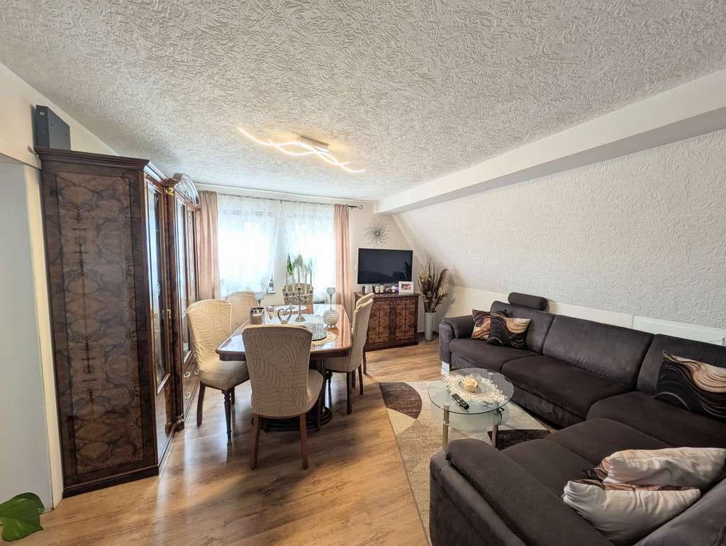 Immobilie in Leonberg - Charmante 3-Zimmer-Wohnung mit zusätzlichem Raum und Ausbaureserve - Bild 1