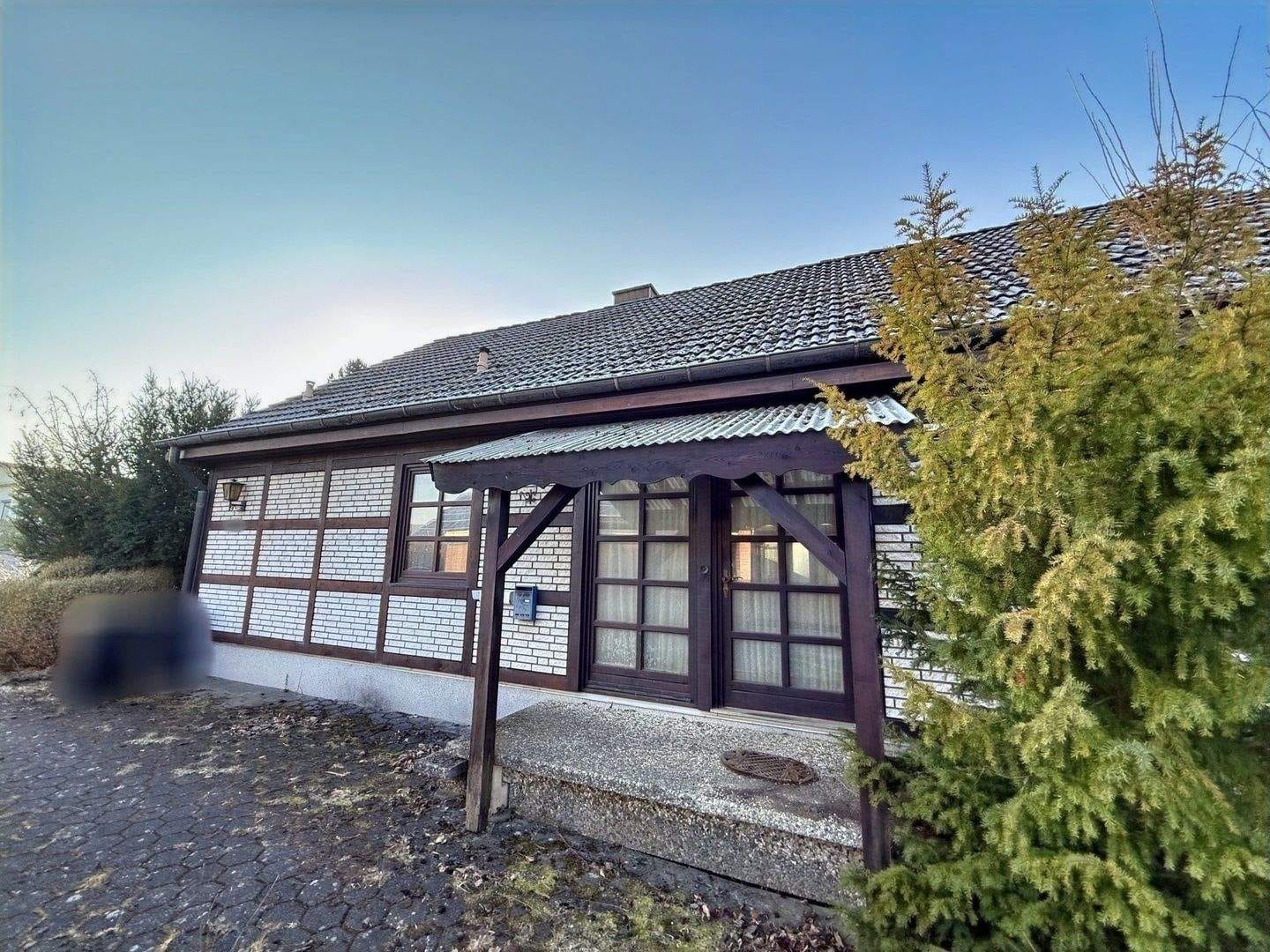 Immobilie in Kaufungen - Freistehendes Einfamilienhaus mit Ausbaupotenzial in schöner Lage von Kaufungen - Bild 0