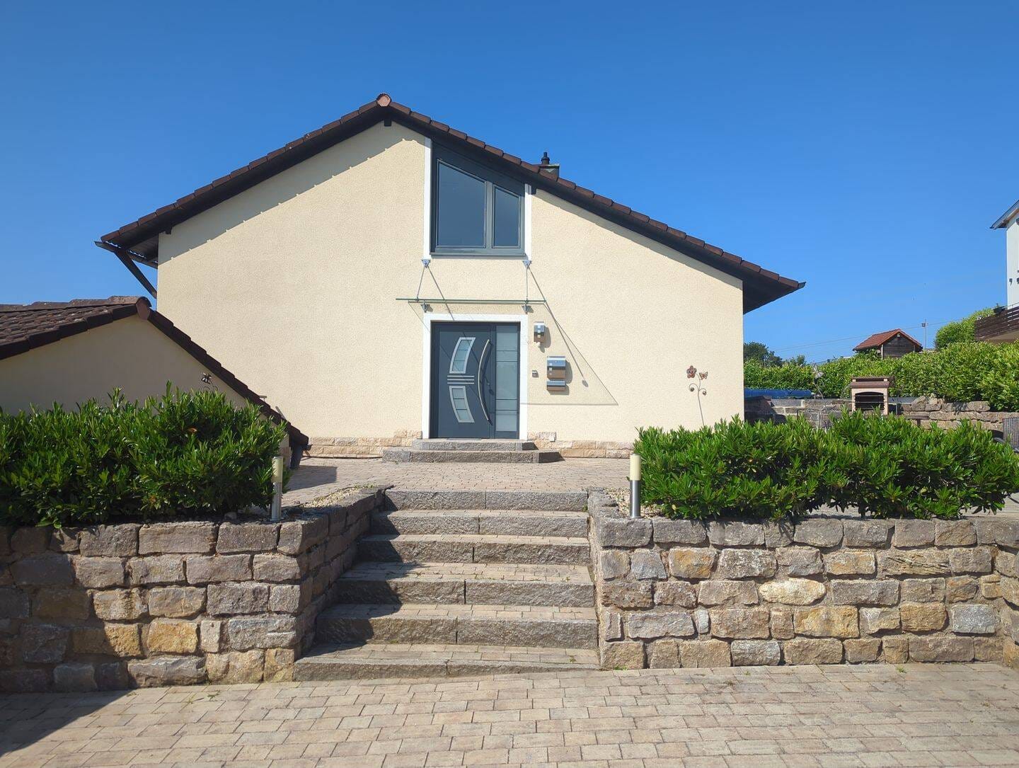 Immobilie in Weilersbach - Zweifamilienhaus mit Pool, LKW-Garage und Franken-Panorama - Bild 1