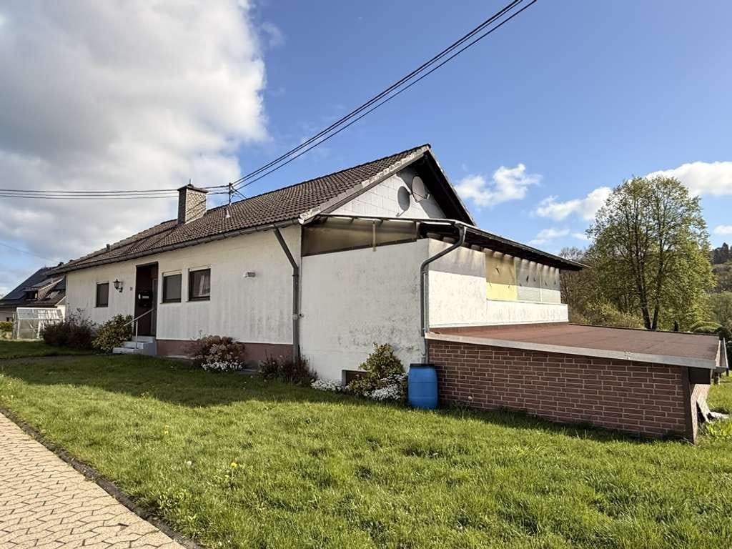 Immobilie in Raubach - Großzügiges Ein-/ Zweifamilienhaus mit großem Grundstück und zwei Garagen! - Bild 2