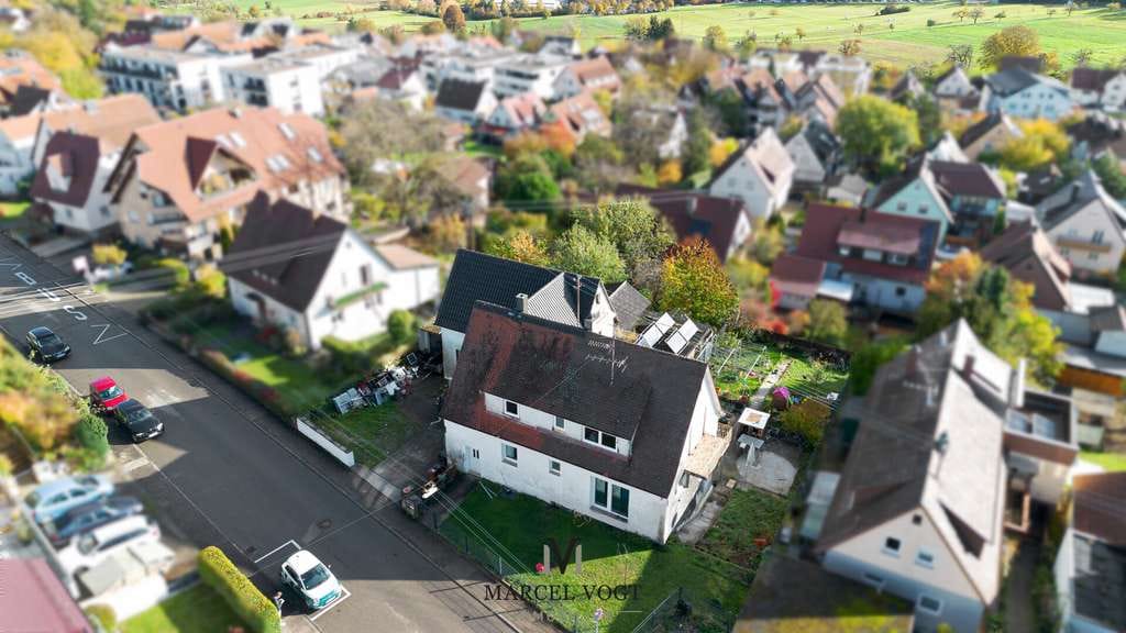 Immobilie in Filderstadt - Zweifamilienhaus mit großem Grundstück und vielseitigem Potenzial in Filderstadt-Plattenhardt - Bild 1