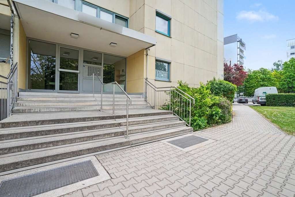 Immobilie in Erlangen - Bezugsfreie 1-Zimmer-Wohnung mit Pkw-Stellplatz in Erlangen-Bruck - Bild 2