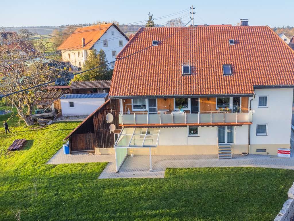 Immobilie in Ühlingen-Birkendorf - Gepflegtes Dreifamilienhaus mit großzügigem Grundstück, flexiblen Nutzungsmöglichkeiten und solid... - Bild 2