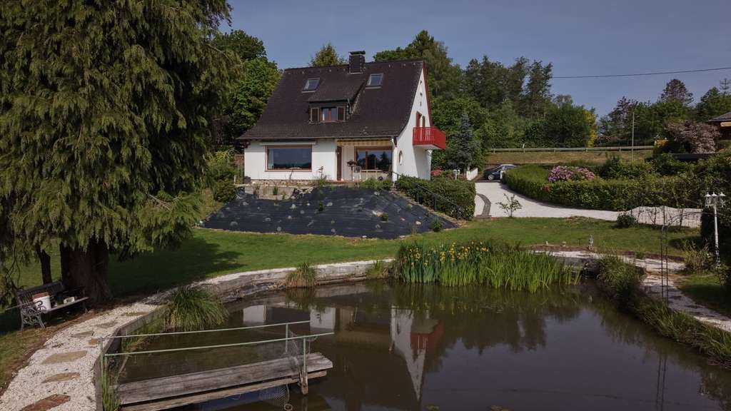 Immobilie in Hachenburg - Wohnen wie im Park – ehemaliges Forsthaus mit traumhaftem Wiedtalblick - Bild 4