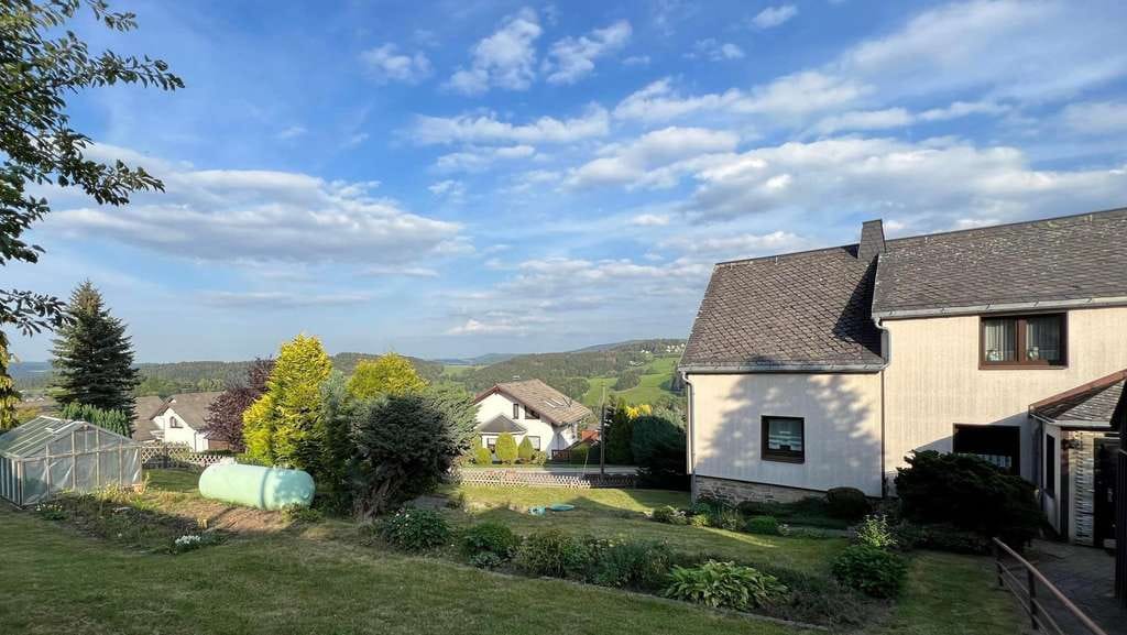 Immobilie in Schwarzenberg/Erzgebirge - Schöne Haushälfte in ruhiger Siedlung - Bild 1
