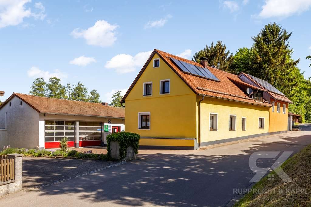 Immobilie in Teunz - Wohnen und Arbeiten: Renoviertes Einfamilienhaus mit ELW, Werkstatt, Lackiererei auf Traumgrundstück - Bild 0