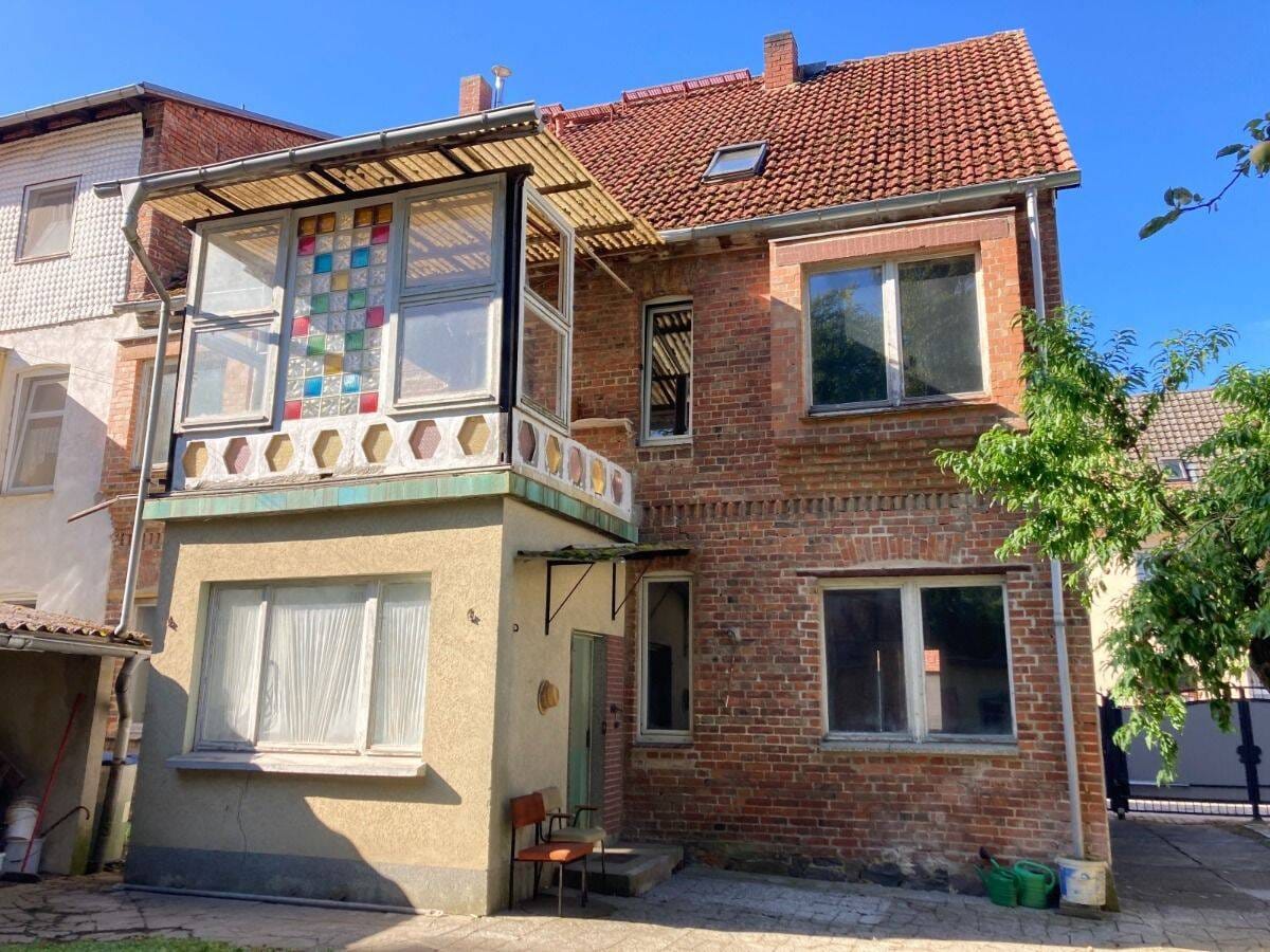 Immobilie in Malchin - Zentral: Stadthaus mit verschiedenen Nutzungsmöglichkeiten - Zufahrt - Nebengebäude.... - Bild 2