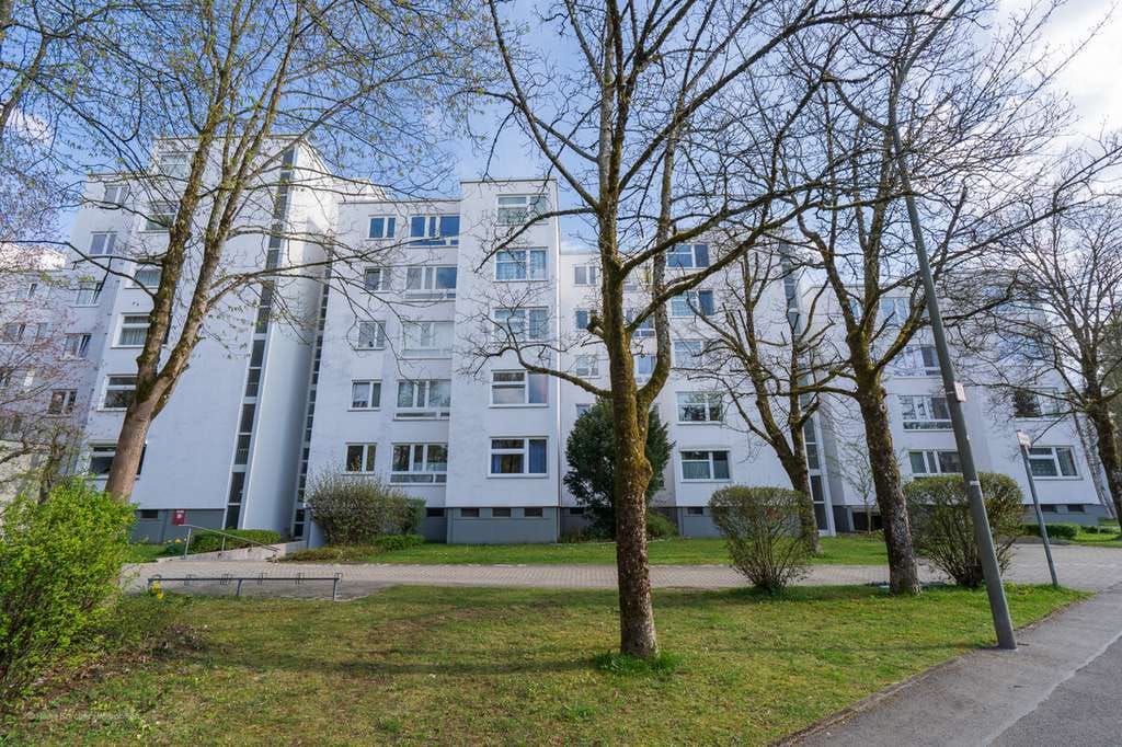 Immobilie in Ottobrunn - ***Heike Borchers Immobilien*** Dachterrassen(t)raum mit Süd-Ausrichtung***Renovierungsbedürftig*** - Bild 1