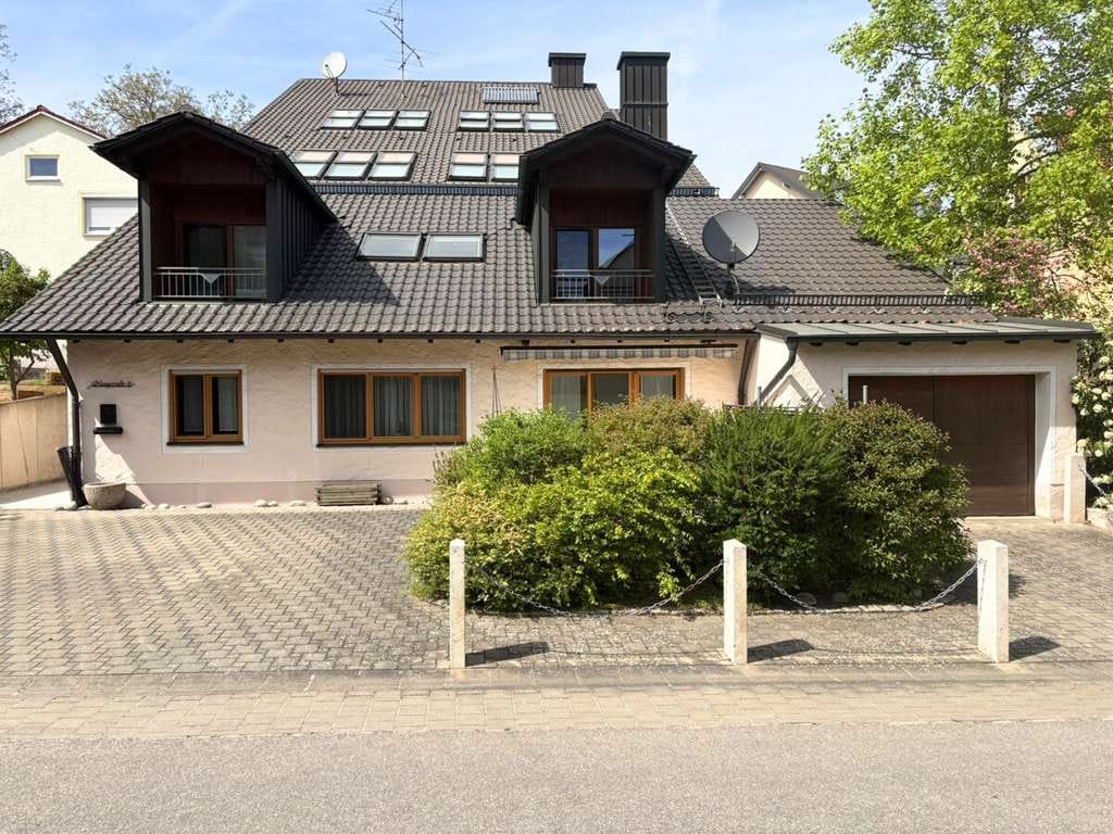Immobilie in Neustadt an der Donau - Raumwunder mit Terrasse: Großzügiges Haus in Hienheim - Bild 0