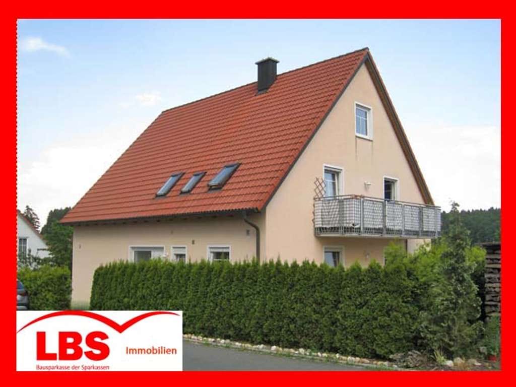 Immobilie in Illschwang - "VIEL PLATZ FÜR VIELE KÖPFE"-Gepflegtes ZFH mit ELW, Garten und Garagen in Illschwang - Bild 0