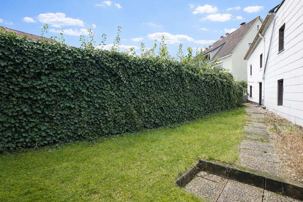 Immobilie in Iserlohn - Zentral gelegenes Zweifamilienhaus mit viel Potenzial, 6 Garagen und Halle - IS-Letmathe - Bild 3