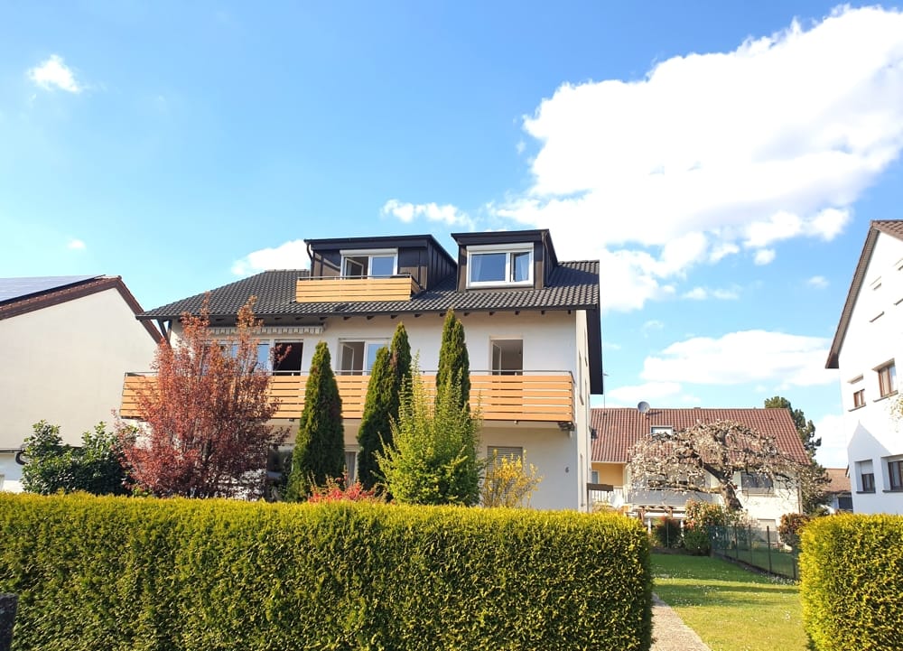 Immobilie in Waldbronn - 3 FAMILIENHAUS IN SEHR BEGEHRTER LAGE MIT TERRASSE, BALKONEN, 2 GARAGEN SOWIE 2 STELLPLÄTZEN - Bild 1