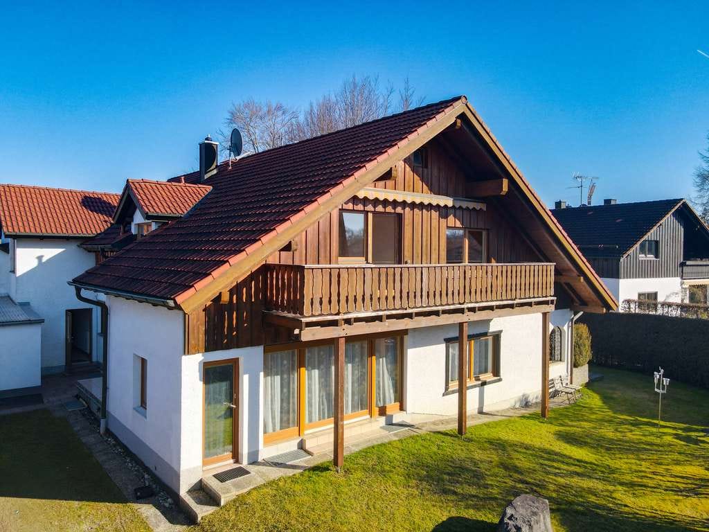 Immobilie in Wörthsee - Traumhafte Dachgeschosswohnung mit Kaminofen und Einzelgarage in Wörthsee - Bild 0