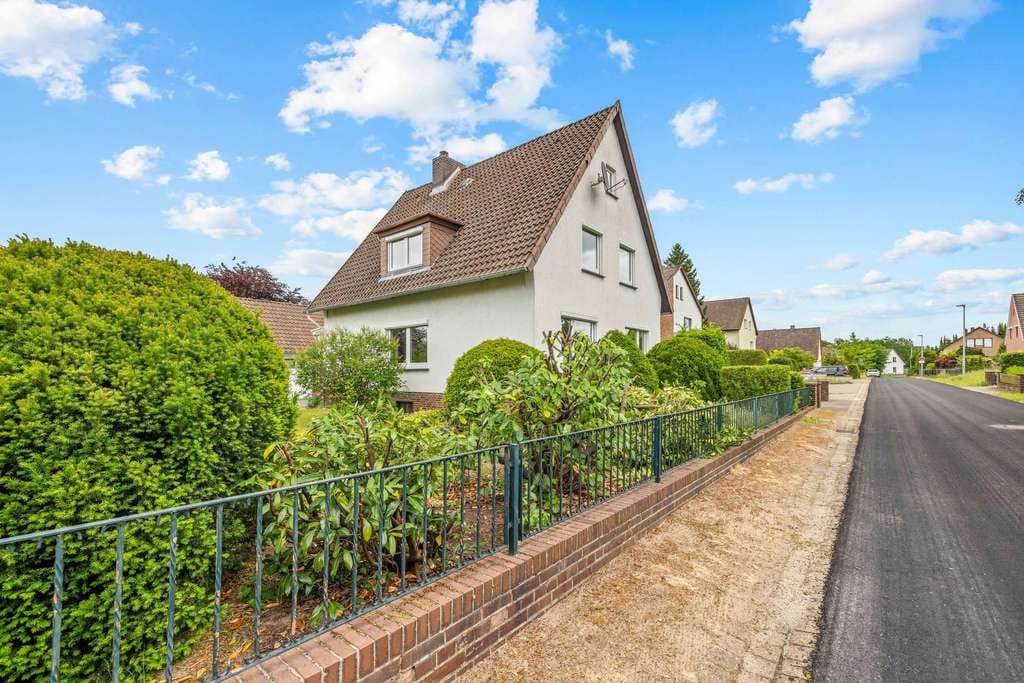 Immobilie in Winsen (Aller) - Solides Zuhause mit großem Grundstück und Entwicklungspotenzial - Bild 1