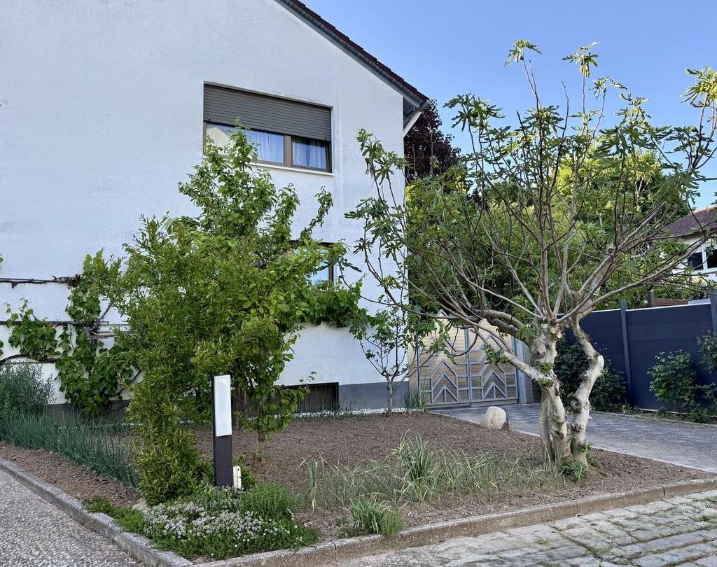 Immobilie in Nieder-Olm - Freistehendes, vielseitig nutzbares Zweifamilienhaus mit großem Garten - Bild 1