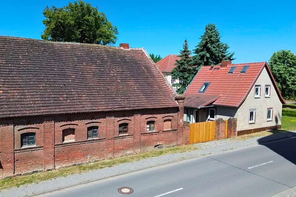 Immobilie in Wust-Fischbeck - Rohbau-Einfamilienhaus + denkmalgeschützter Pferdestall – ideal für Selbermacher - Bild 1