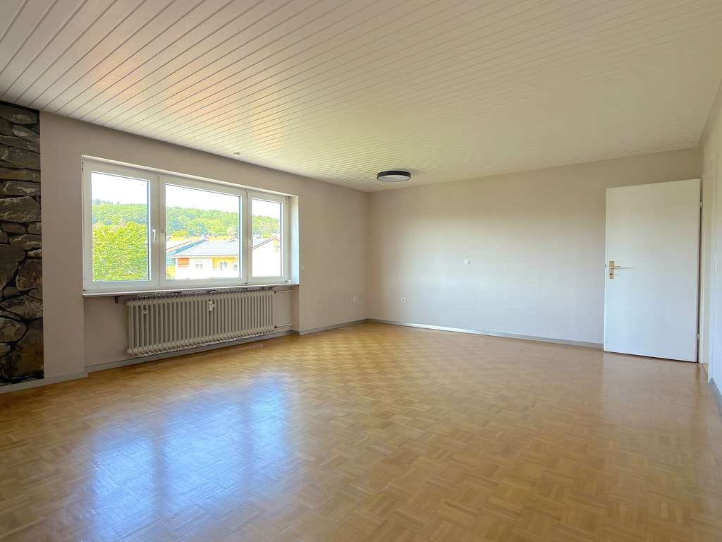Immobilie in Eisenberg (Pfalz) - Schöne 4-Zimmer-Wohnung in gepflegtem MFH - Garage, 2 Balkone, Keller- u Dachraum - Bild 3
