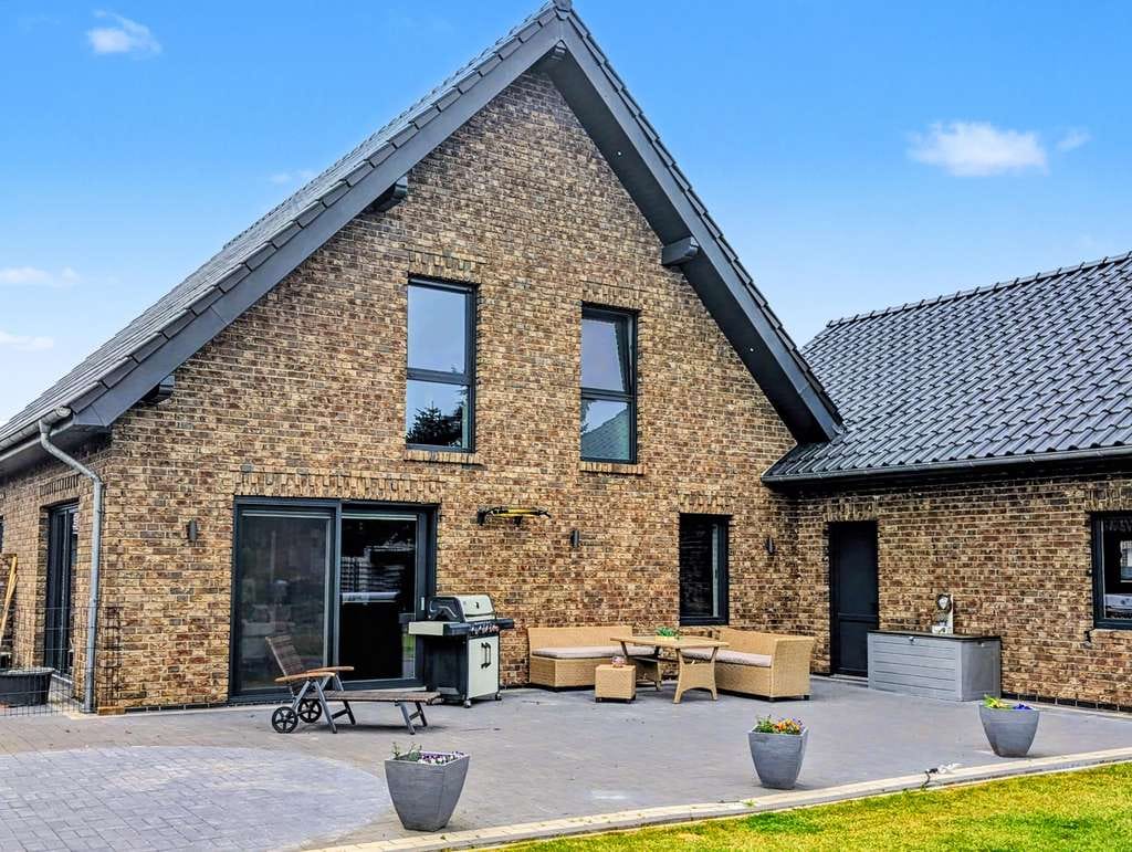 Immobilie in Westerholt - Wohnen, wo andere Urlaub machen: Leben zwischen Nordsee und Natur in Westerholt - Baujahr ca. 2023 - Bild 1