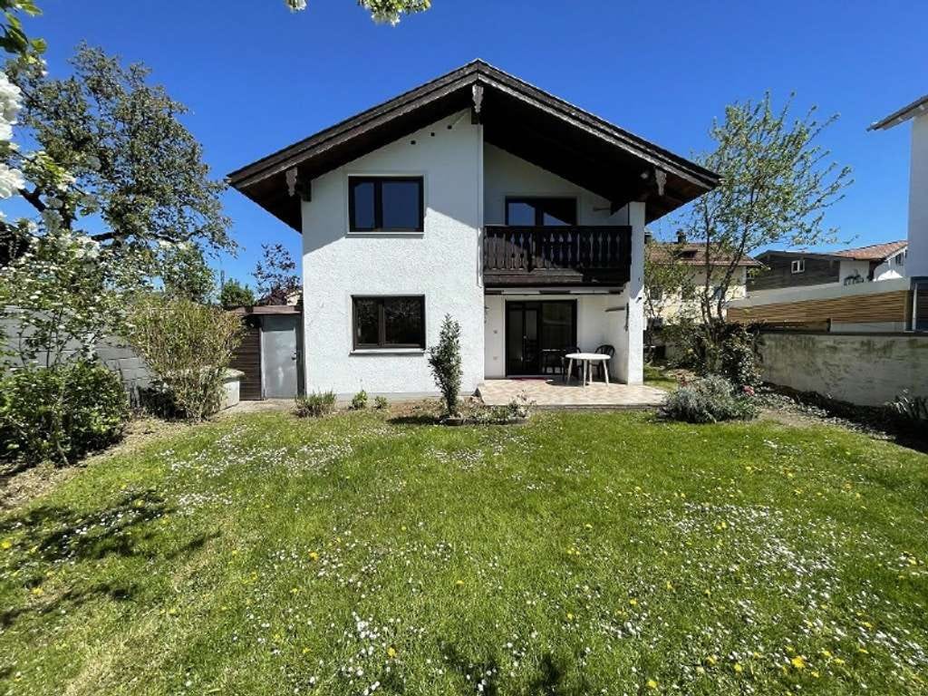 Immobilie in Chiemsee - Ihr Wohntraum (EFH) im Herzen von Prien - viel Platz, solide Substanz, unendliche Möglichkeiten! - Bild 0