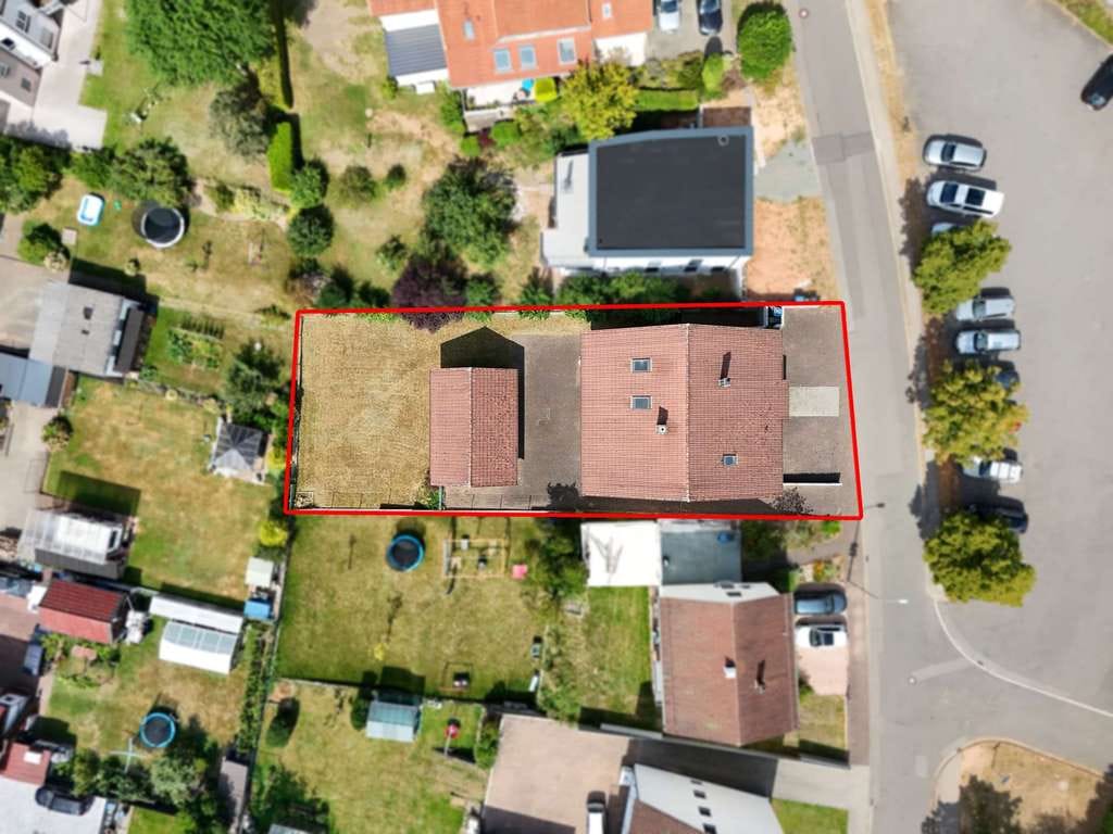 Immobilie in Schönenberg-Kübelberg - Mehrfamilienhaus mit drei Wohneinheiten, Garagen und Garten - Bild 1