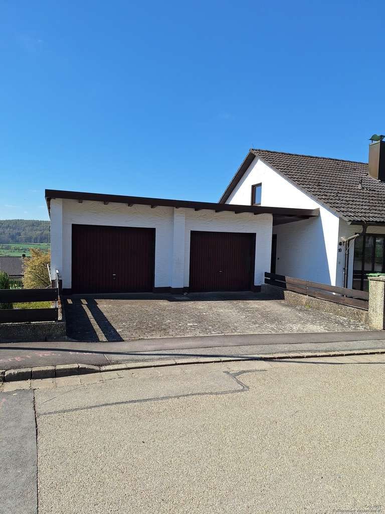 Immobilie in Greding - Großzügiges Einfamilienhaus mit Einliegerbereich, Doppelgarage und traumhaftem Fernblick - Bild 2