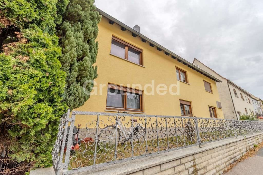Immobilie in Roßtal - Charmantes Dreifamilienhaus mit modernster Technik, PV-Anlage und attraktiven Außenbereichen - Bild 3