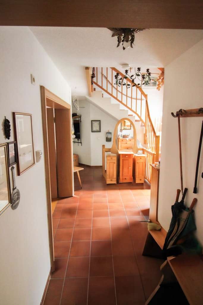 Immobilie in Ergoldsbach - Familienfreundliches Einfamilienhaus in ruhiger Lage mit eingewachsenem Garten und Ausbaureserve - Bild 3