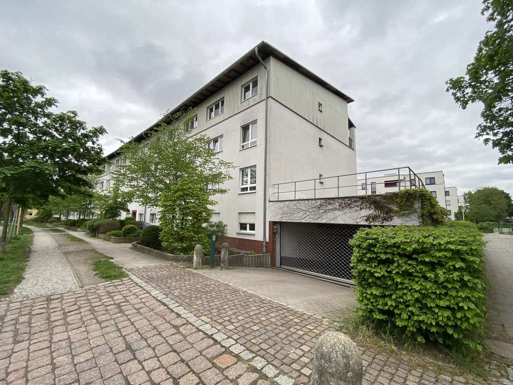 Immobilie in Teltow - Vermietete 3 Zimmer Wohnung mit Gartenanteil und Tiefgaragenplatz - Bild 1