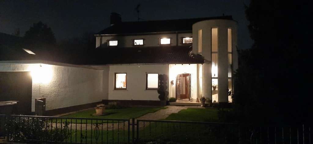Immobilie in Großkrotzenburg - Geräumiges Zweifamilienhaus, Doppelgarage, Traumgarten - Bild 1