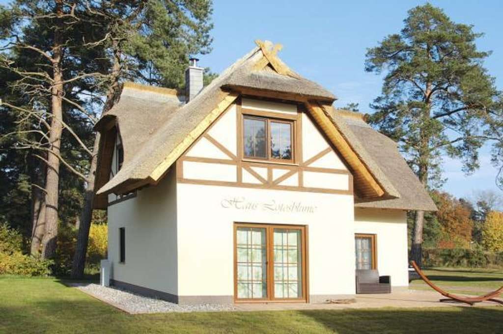 Immobilie in Zirchow - Schönes Reetdach-Ferienhaus mit Haffblick in gehobener Innenausstattung - Bild 0