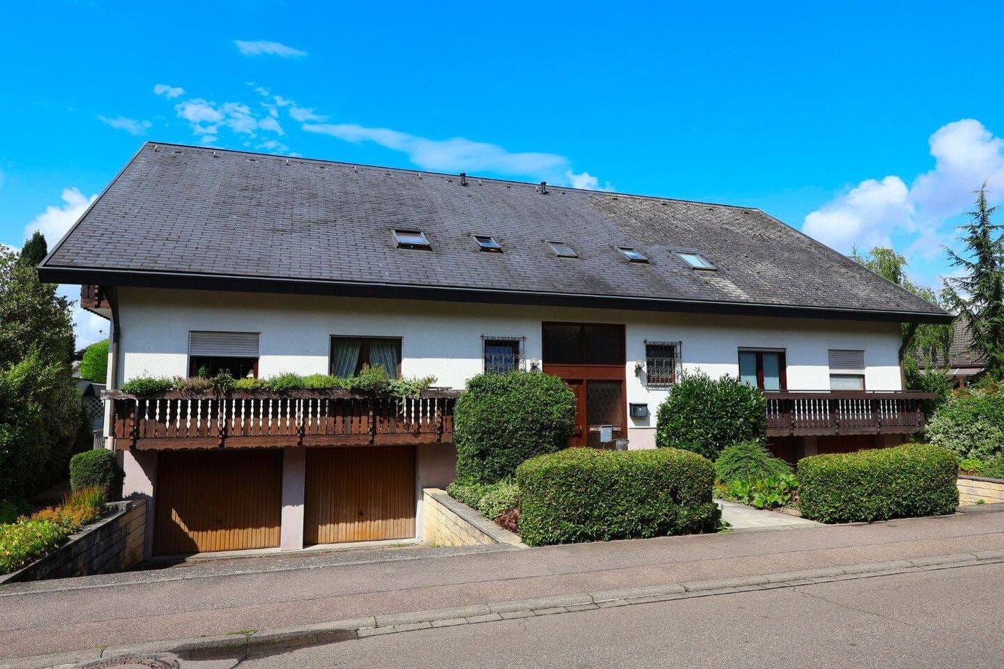 Immobilie in Breisach am Rhein - Mehrfamilienhaus mit großzügiger Wohnfläche und großem Grundstück in Breisach am Rhein ! - Bild 0