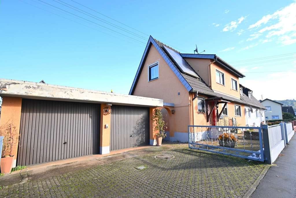 Immobilie in Herbolzheim - Charmantes Zweifamilienhaus (als DHH) mit Doppelgarage und großem Garten  - Bild 0