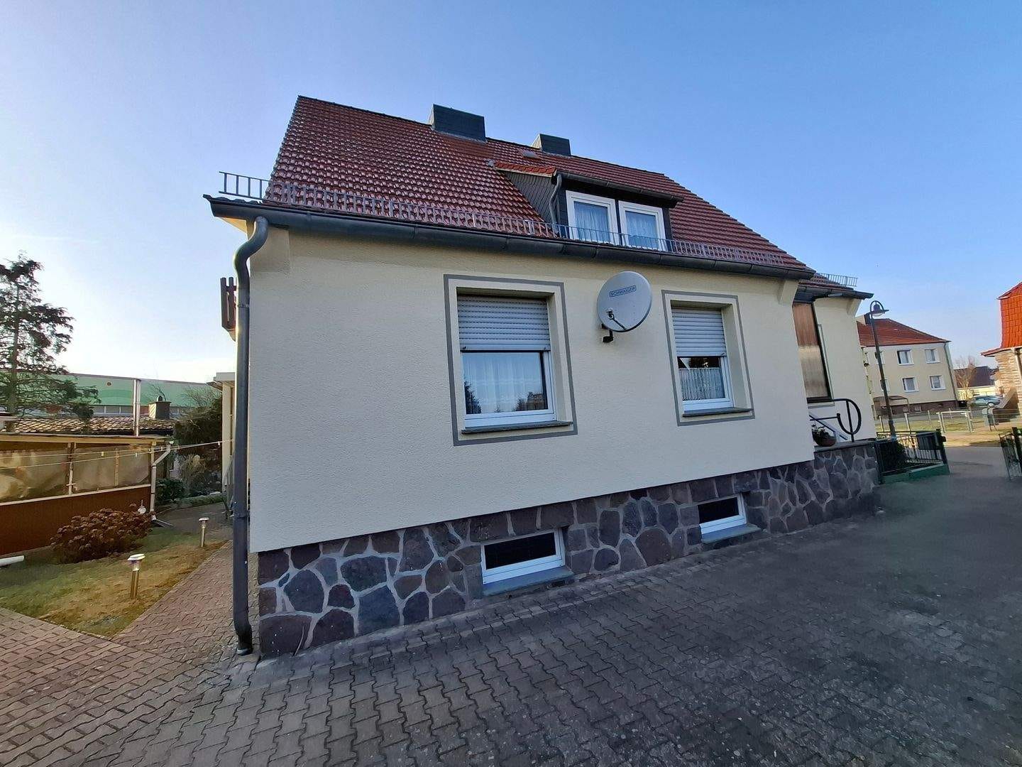 Immobilie in Arendsee (Altmark) - Arendsee! Zentral gelegenes Zweifamilienhaus mit Garagen. - Bild 2