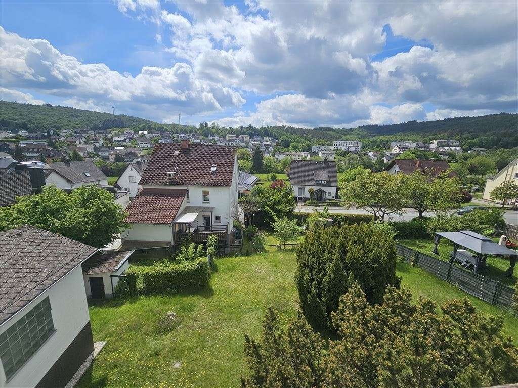 Immobilie in Bad Endbach - Gepflegtes Zweifamilienhaus mit großem Grundstück, Weitblick und vielseitigem Potenzial - Bild 3