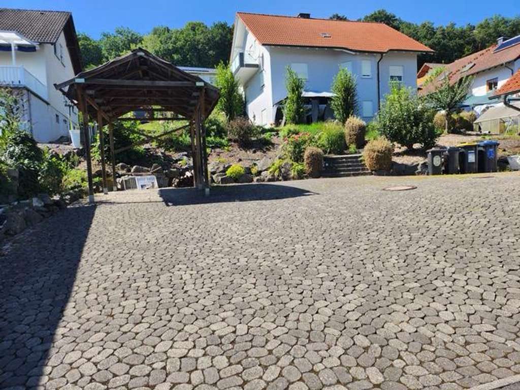 Immobilie in Petersberg - Charmantes Anwesen mit Terrasse und Doppelgarage in ruhiger Lage von Steinau - Bild 1