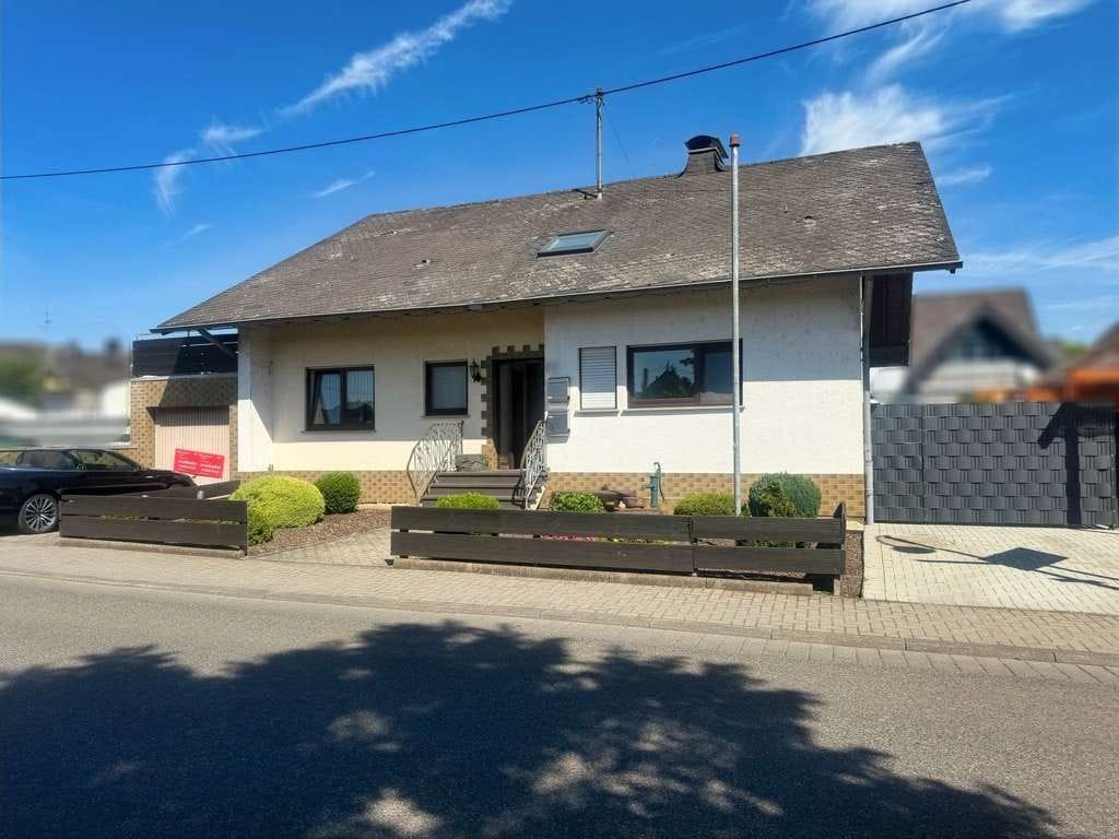 Immobilie in Plaidt - Großzügiges Einfamilienhaus mit Einliegerwohnung, Garten und Terrasse - Bild 1