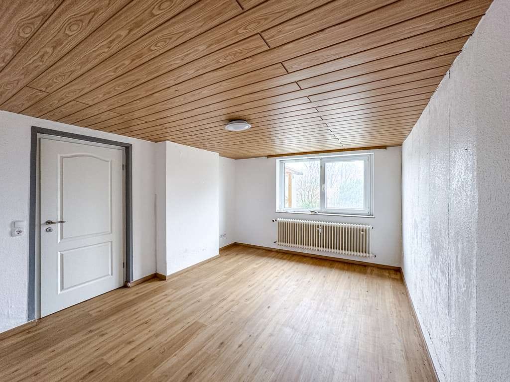 Immobilie in Schömberg - Sanierungsobjekt mit Potenzial: 4-Zimmer-Wohnung mit Garten & Wintergarten - Bild 3
