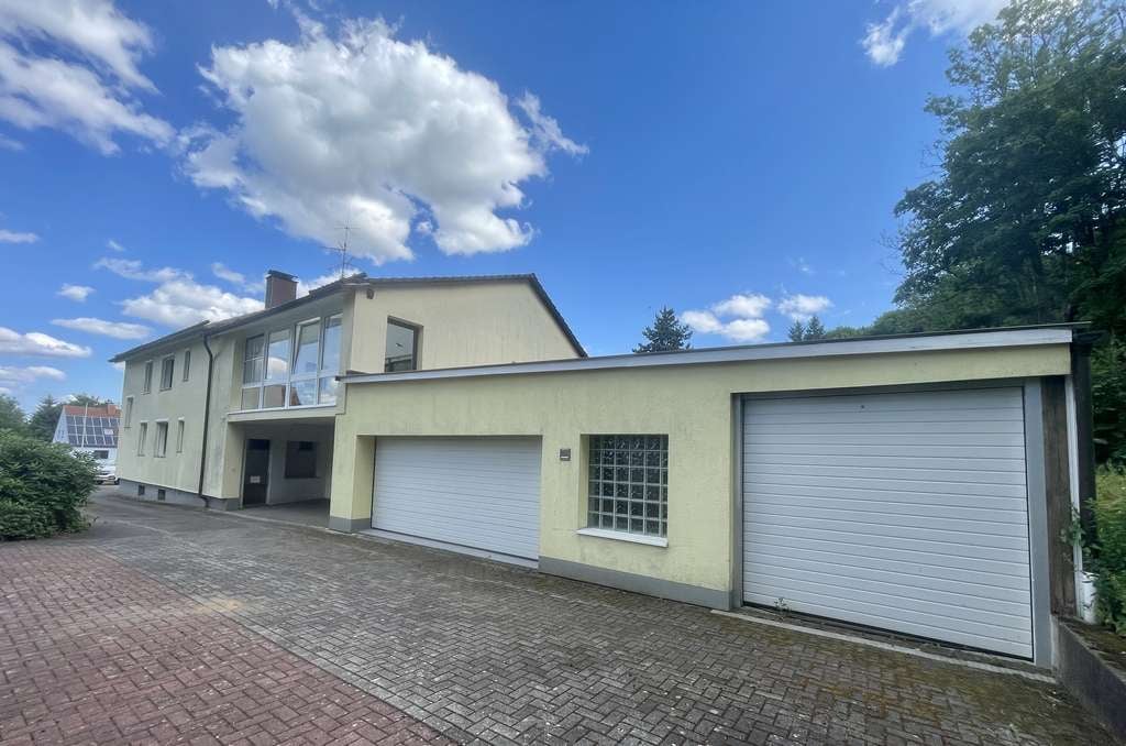 Immobilie in Grebenhain - Einfamilienhaus mit Gewerbeeinheit und Garagen in beliebter Lage von Hochwaldhausen! - Bild 2