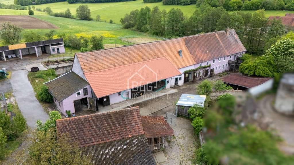 Immobilie in Feuchtwangen - Großzügiges Anwesen für Pferdehaltung mit 
Stallungen, Seen und weitläufigen Weideflächen - Bild 1
