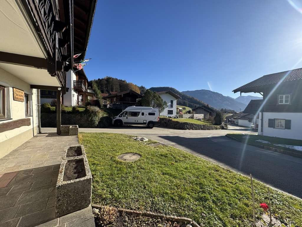 Immobilie in Ruhpolding - Ruhiges Gästehaus mit 8 Ferien- und Betreiber-Whg., Garagen, 4er-Carport, Lager/Stall auf 5458 m² - Bild 3