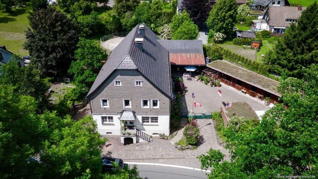 Immobilie in Meschede - Leben, wo andere Urlaub machen – Charmantes Wohn- und Reitanwesen in idyllischer Lage im Sauerland - Bild 2