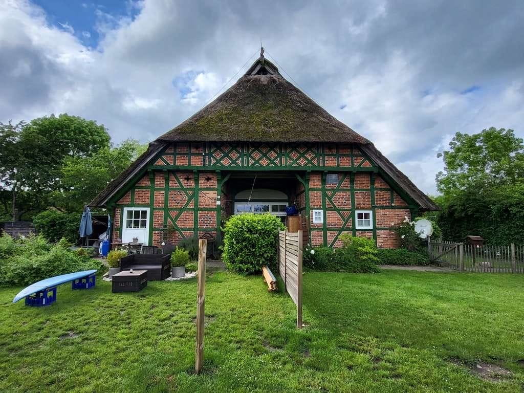 Immobilie in Lübeck - Historisches Fachwerkhaus mit Reetdach (4 WE+Carport) auf 4.681 m² Grundstück - Bild 0