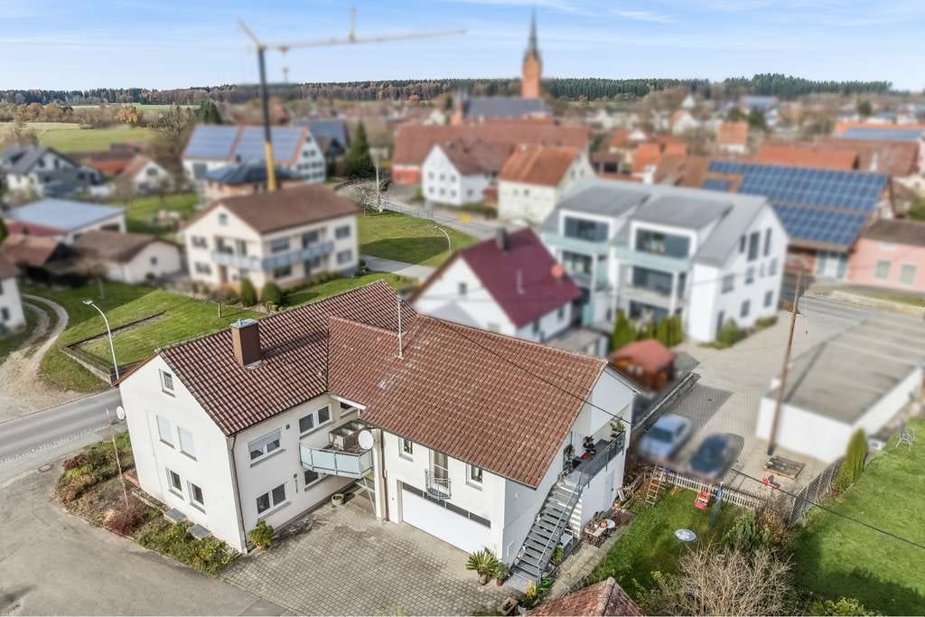 Immobilie in Schemmerhofen - Zweifamilienhaus mit Doppelgarage und einer zusätzl. 2 Zi.-Wohnung in Schemmerhofen - Bild 0