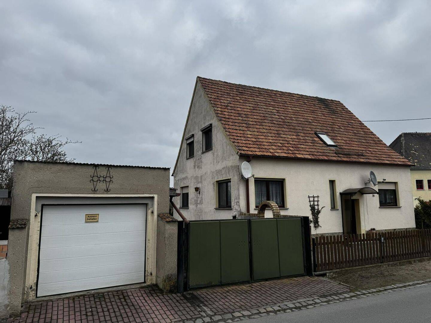 Immobilie in Dommitzsch - Einfamilienhaus mit pflegeleichten Grundstück und 2 Nebengelassen in Elsnig bei Torgau zu verkaufen - Bild 0
